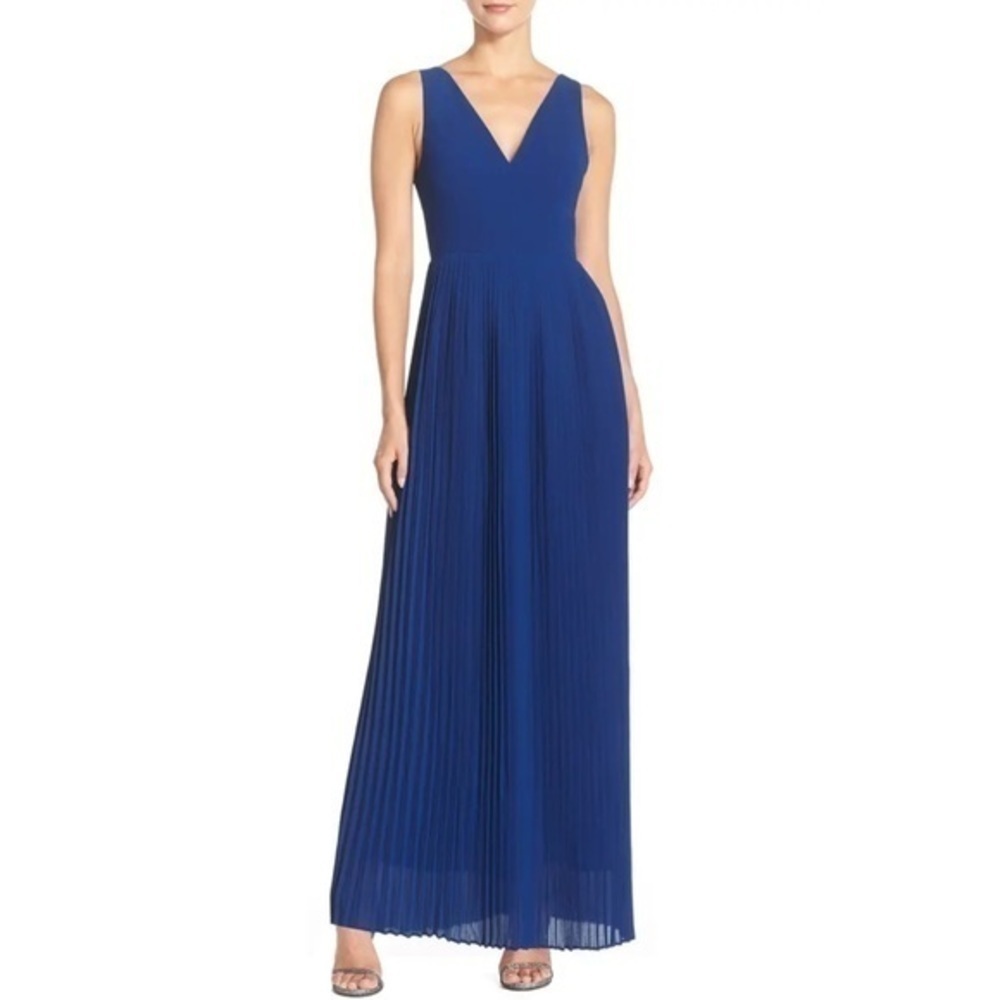 NEW Adelyn Rae V-Neck Pleated Gown